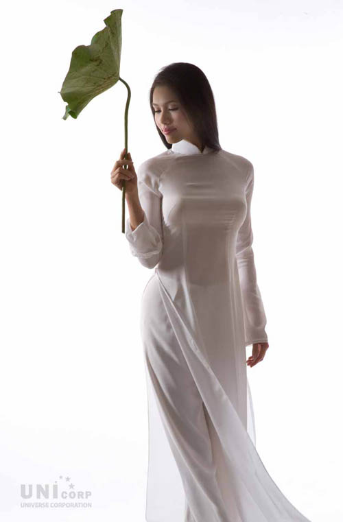 Ho&agrave;ng My đằm thắm b&ecirc;n sen hồng
